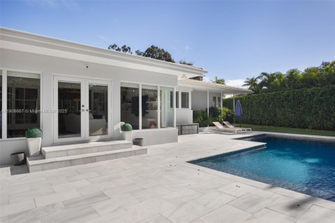 House in Coral Gables, Florida 3 bedrooms, 179.67 sq.m. № 1964616 - photo 25