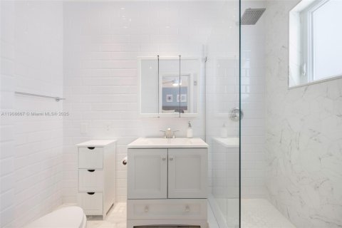 House in Coral Gables, Florida 3 bedrooms, 179.67 sq.m. № 1964616 - photo 22