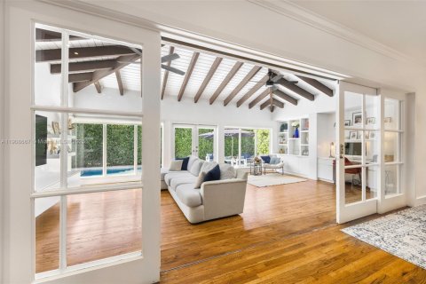 House in Coral Gables, Florida 3 bedrooms, 179.67 sq.m. № 1964616 - photo 12