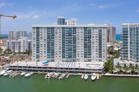 Appartement à louer à Miami Beach, Floride: 2 chambres, 84.54 m2 № 1813916 - photo 1