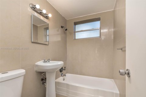 Apartamento en alquiler en Miami Beach, Florida, 41.81 m2 № 1992893 - foto 4