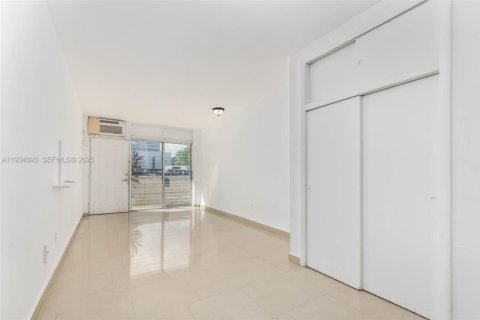 Apartamento en alquiler en Miami Beach, Florida, 41.81 m2 № 1992893 - foto 10