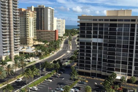 Condo in Hallandale Beach, Florida, 2 bedrooms  № 1956377 - photo 18