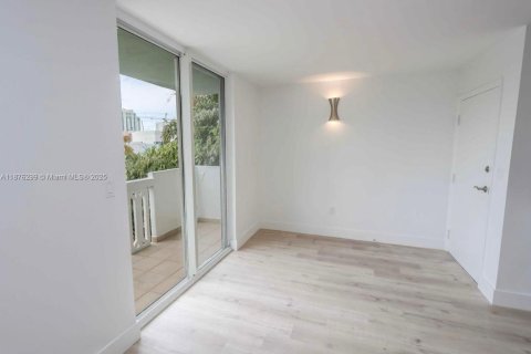 Condo in Miami Beach, Florida, 1 bedroom  № 1927087 - photo 12