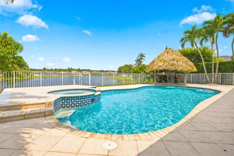 House in Weston, Florida 5 bedrooms, 342.44 sq.m. № 2086708