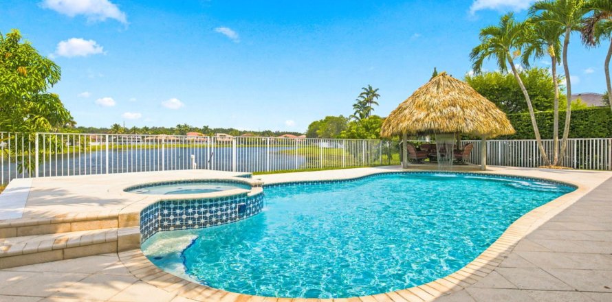 House in Weston, Florida 5 bedrooms, 342.44 sq.m. № 2086708