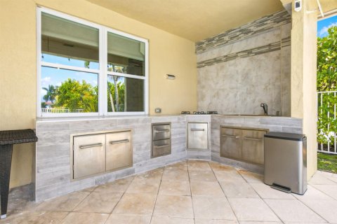 House in Weston, Florida 5 bedrooms, 342.44 sq.m. № 2086708 - photo 26