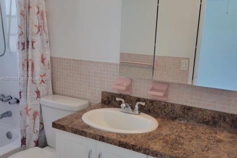 Condo in Miami Beach, Florida, 1 bedroom  № 2339961 - photo 26