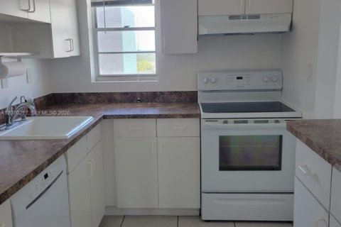 Condo in Miami Beach, Florida, 1 bedroom  № 2339961 - photo 12