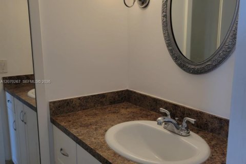 Condo in Miami Beach, Florida, 1 bedroom  № 2339961 - photo 17