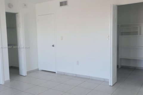 Condo in Miami Beach, Florida, 1 bedroom  № 2339961 - photo 22