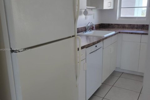 Condo in Miami Beach, Florida, 1 bedroom  № 2339961 - photo 2