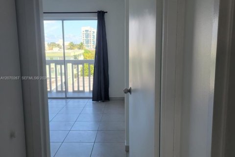 Condo in Miami Beach, Florida, 1 bedroom  № 2339961 - photo 13