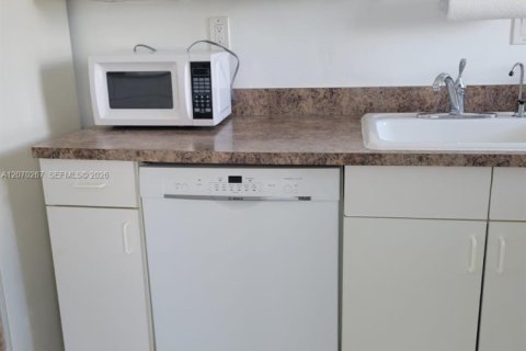 Condo in Miami Beach, Florida, 1 bedroom  № 2339961 - photo 5