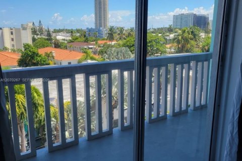 Condo in Miami Beach, Florida, 1 bedroom  № 2339961 - photo 18
