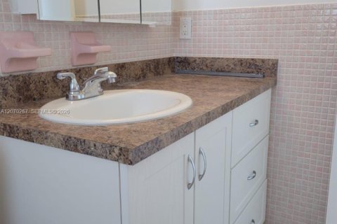 Condo in Miami Beach, Florida, 1 bedroom  № 2339961 - photo 27