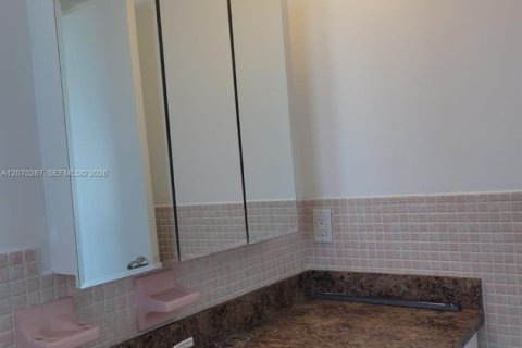Condo in Miami Beach, Florida, 1 bedroom  № 2339961 - photo 23