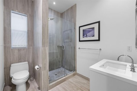 House in Miami, Florida 4 bedrooms, 289.3 sq.m. № 1932998 - photo 20