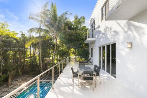House in Miami, Florida 4 bedrooms, 289.3 sq.m. № 1932998 - photo 27