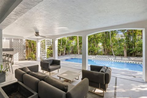 House in Miami, Florida 4 bedrooms, 289.3 sq.m. № 1932998 - photo 29