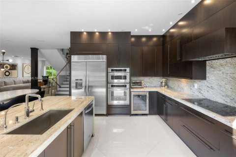House in Miami, Florida 4 bedrooms, 289.3 sq.m. № 1932998 - photo 5