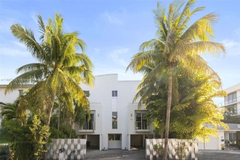 House in Miami, Florida 4 bedrooms, 289.3 sq.m. № 1932998 - photo 1