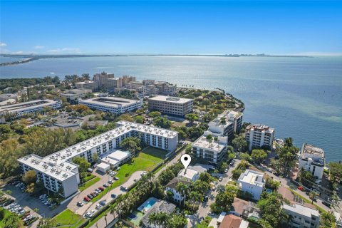 House in Miami, Florida 4 bedrooms, 289.3 sq.m. № 1932998 - photo 3