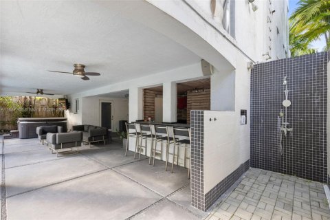 House in Miami, Florida 4 bedrooms, 289.3 sq.m. № 1932998 - photo 30