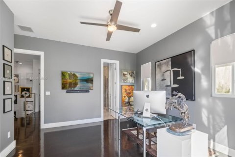 House in Miami, Florida 4 bedrooms, 289.3 sq.m. № 1932998 - photo 25
