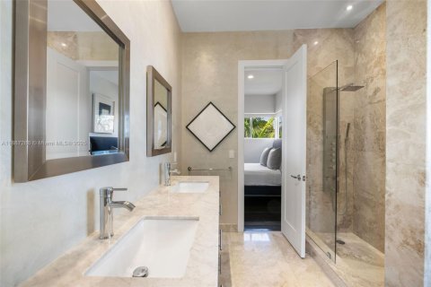 House in Miami, Florida 4 bedrooms, 289.3 sq.m. № 1932998 - photo 23