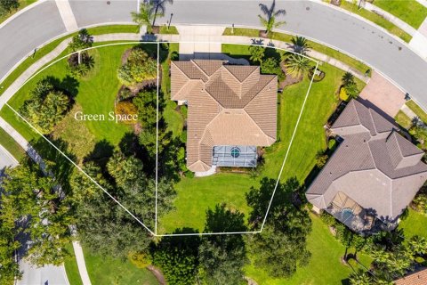 House in North Port, Florida 3 bedrooms, 189.99 sq.m. № 2391396 - photo 2