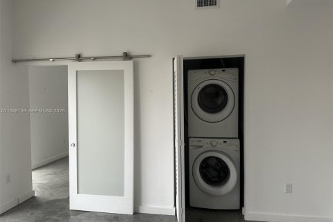 Condominio en alquiler en Miami, Florida, 1 dormitorio, 39.95 m2 № 2006590 - foto 3