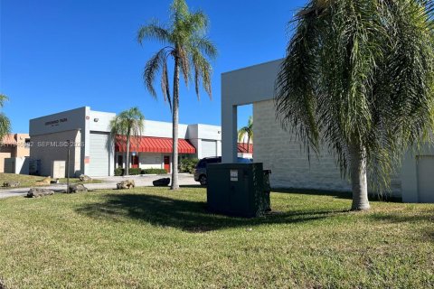 Commercial property in Miami, Florida № 2152926 - photo 1