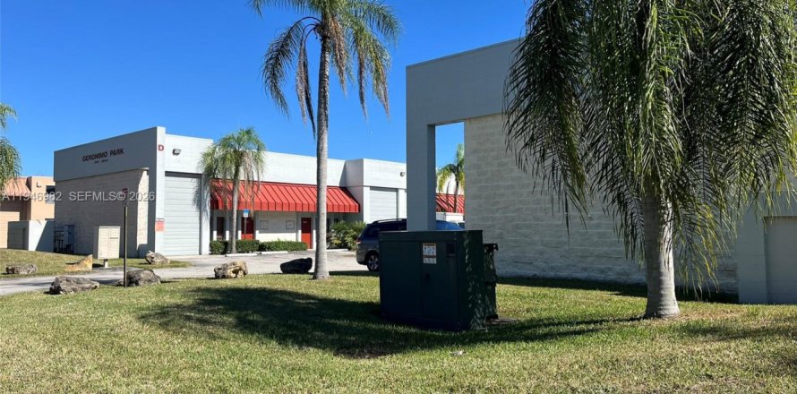 Commercial property in Miami, Florida № 2152926