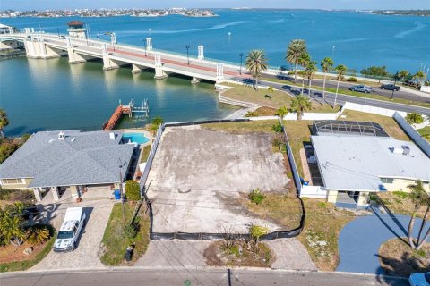 Land in Saint Petersburg, Florida № 1575009 - photo 1