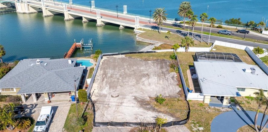 Land in Saint Petersburg, Florida № 1575009