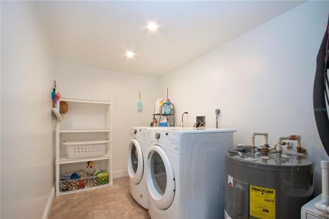 Condo in Sarasota, Florida, 2 bedrooms  № 1733992 - photo 13