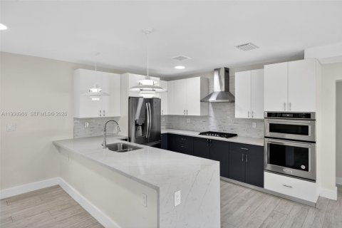 Casa en alquiler en South Miami, Florida, 4 dormitorios, 224.08 m2 № 1996746 - foto 10