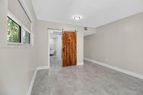 Casa en alquiler en South Miami, Florida, 4 dormitorios, 224.08 m2 № 1996746 - foto 17