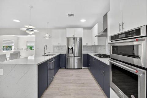 Casa en alquiler en South Miami, Florida, 4 dormitorios, 224.08 m2 № 1996746 - foto 9