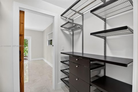 Casa en alquiler en South Miami, Florida, 4 dormitorios, 224.08 m2 № 1996746 - foto 19