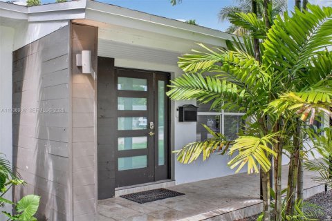 Casa en alquiler en South Miami, Florida, 4 dormitorios, 224.08 m2 № 1996746 - foto 3