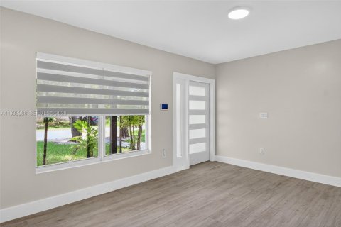 Casa en alquiler en South Miami, Florida, 4 dormitorios, 224.08 m2 № 1996746 - foto 4