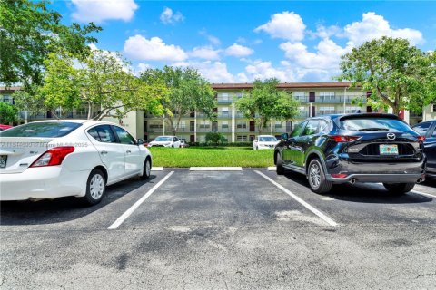 Condominio en venta en Pembroke Pines, Florida, 1 dormitorio, 75.34 m2 № 1839757 - foto 17