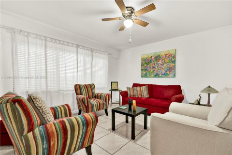 Condominio en venta en Pembroke Pines, Florida, 1 dormitorio, 75.34 m2 № 1839757 - foto 6