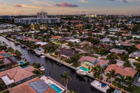 House in Lauderdale-by-the-Sea, Florida 4 bedrooms, 235.51 sq.m. № 1005009 - photo 1