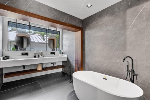 Casa en venta en Fort Lauderdale, Florida, 5 dormitorios, 214.51 m2 № 2281567 - foto 29