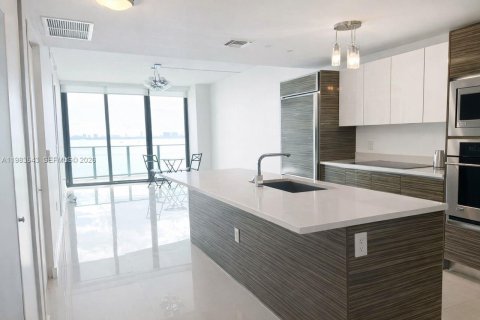 Кондоминиум с 2 спальнями в Майами, Флорида № 2048080