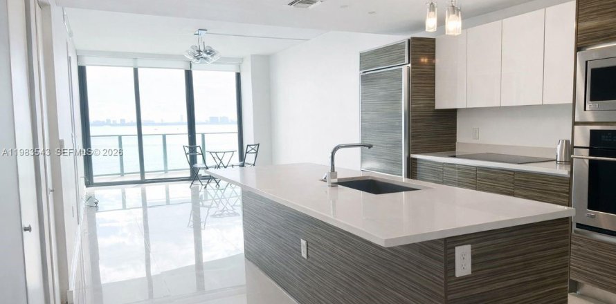 Кондоминиум с 2 спальнями в Майами, Флорида № 2048080