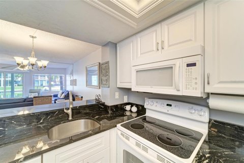 Condo in Sarasota, Florida, 1 bedroom № 2151805 - photo 14